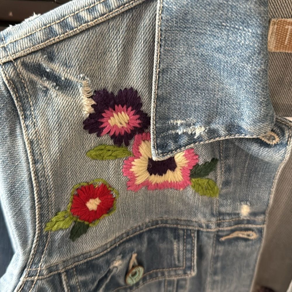 Zara Floral Embroidered Distressed Cropped Denim Jacket - Picture 3 of 4
